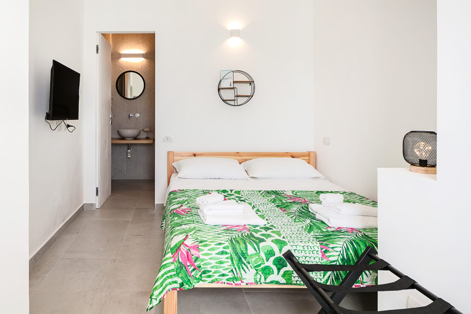 Camera matrimoniale 1 con letto, finestre luminose e arredamento moderno